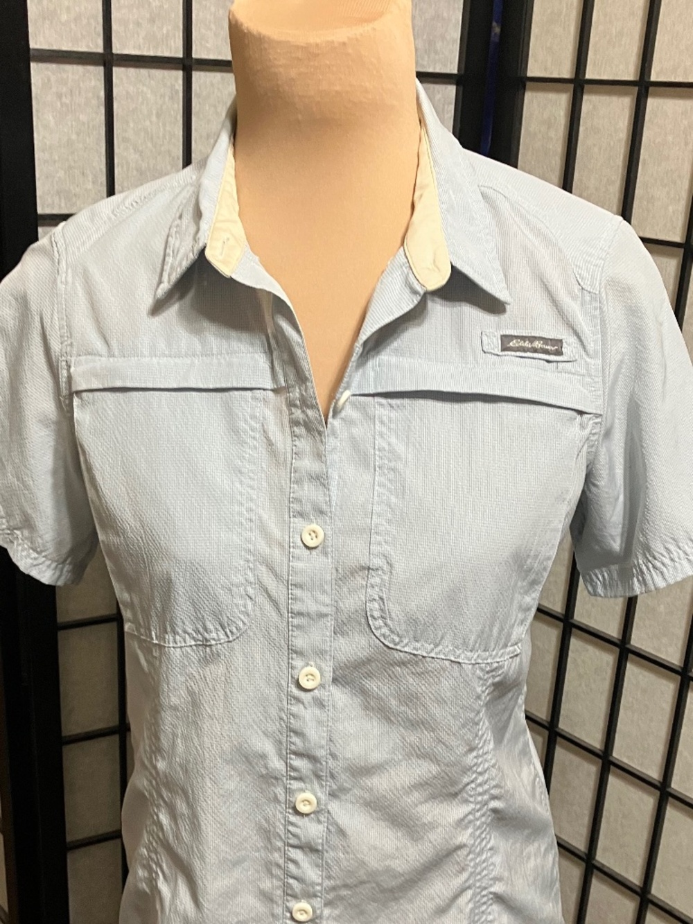 EDDIE BAUER SUN SHIRT, BUTTON DOWN, 2- FRONT POCKETS W/ZIPPERS, MOISTURE WICKING